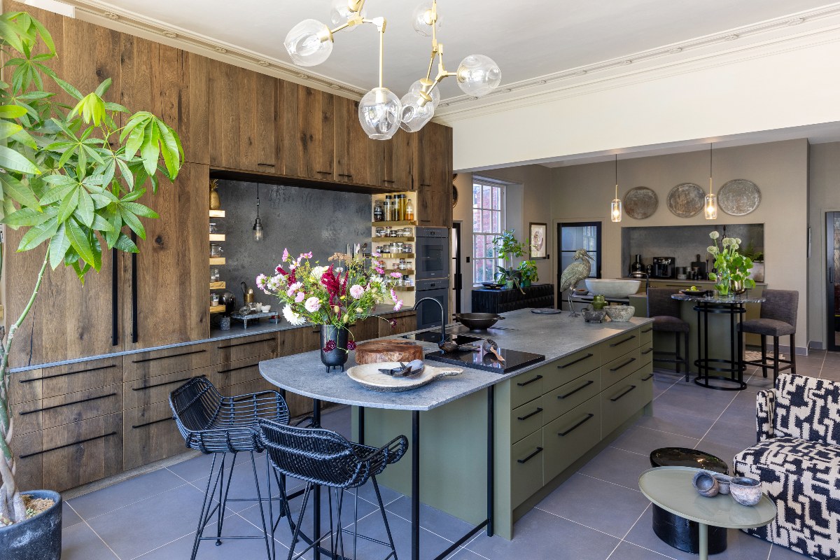 Linda Barker's green modern kitchen